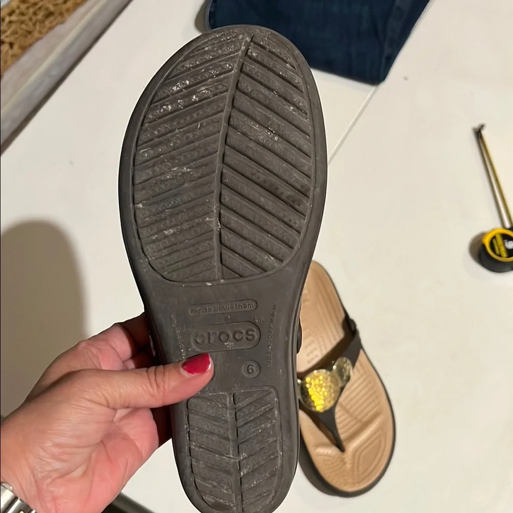 Crocs Women's Brown and Gold Sandals size 6 vacation, summer, beach - Picture 5 of 11